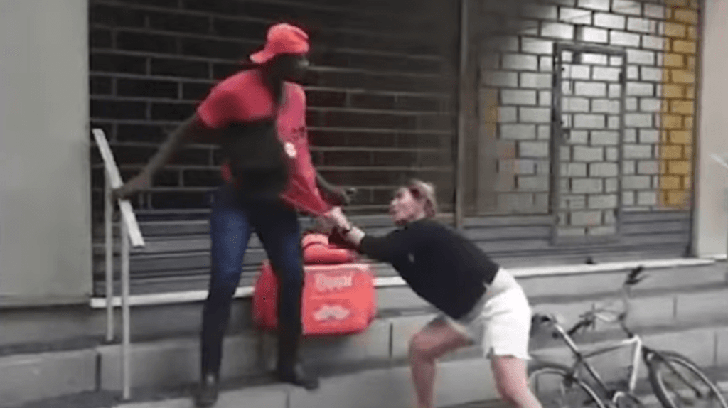 VÍDEO: Mulher é acusada de injúria depois de bater em entregadores no RJ e chega a usar coleira em agressões