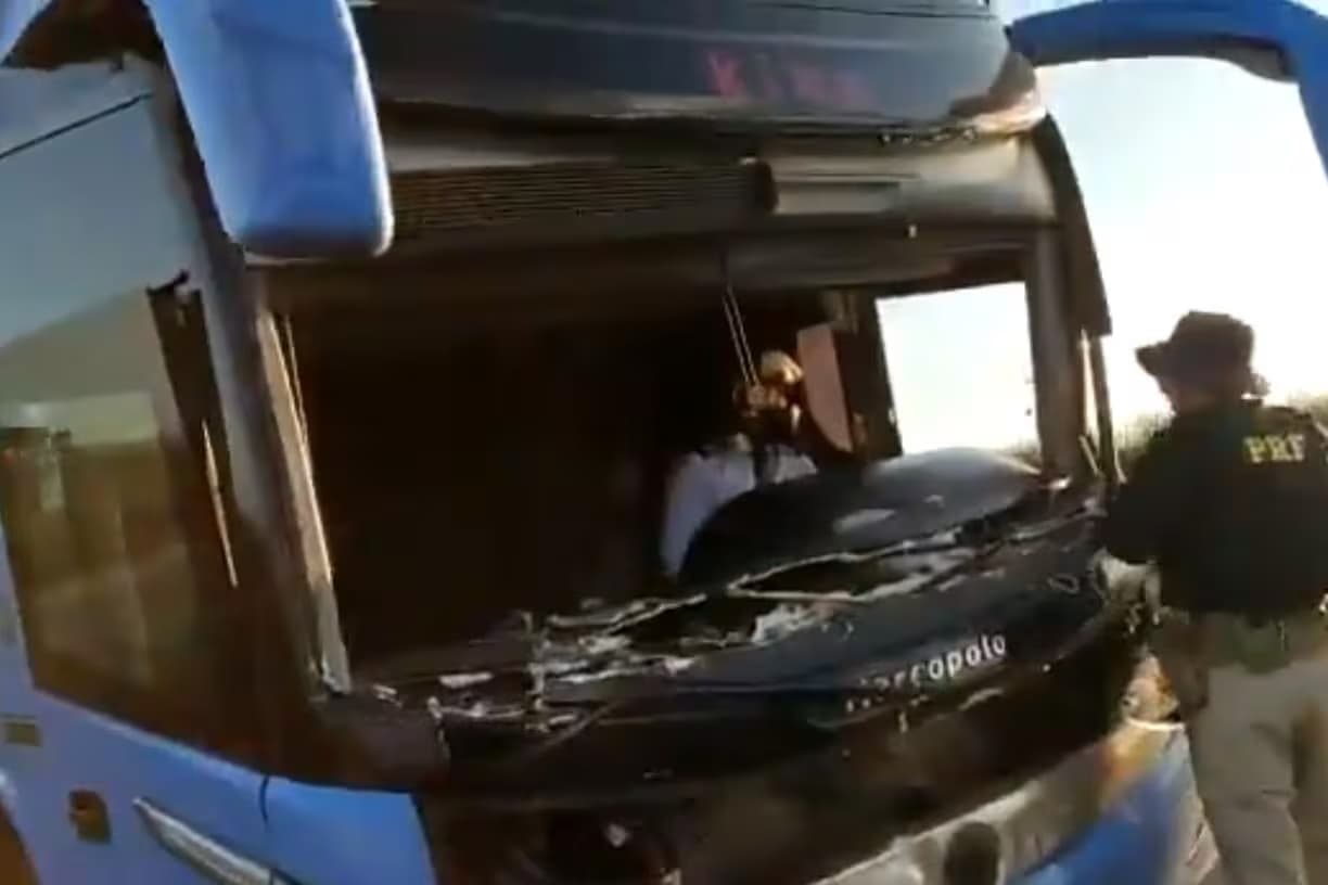 VÍDEO: motorista é flagrado dirigindo ônibus sem para-brisa e com capacete