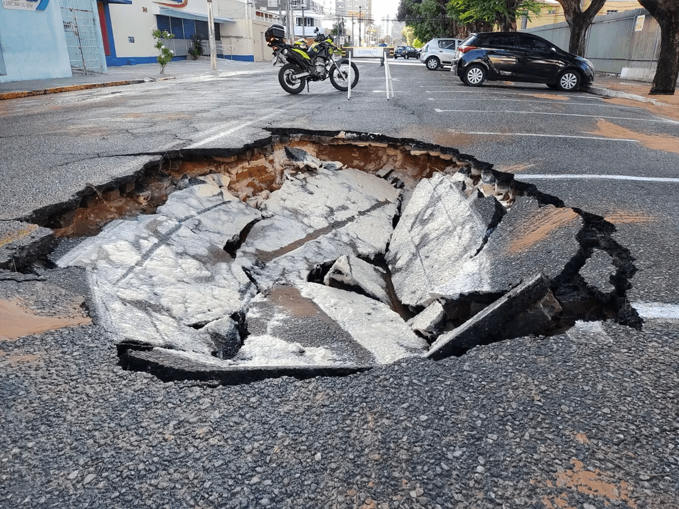 Cratera se abre ao lado da Catedral Metropolitana de Natal e rua é interditada