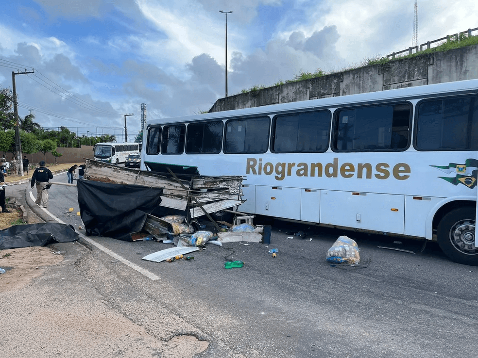 Dono de carrinho de lanches morre após ser atropelado por ônibus em Natal