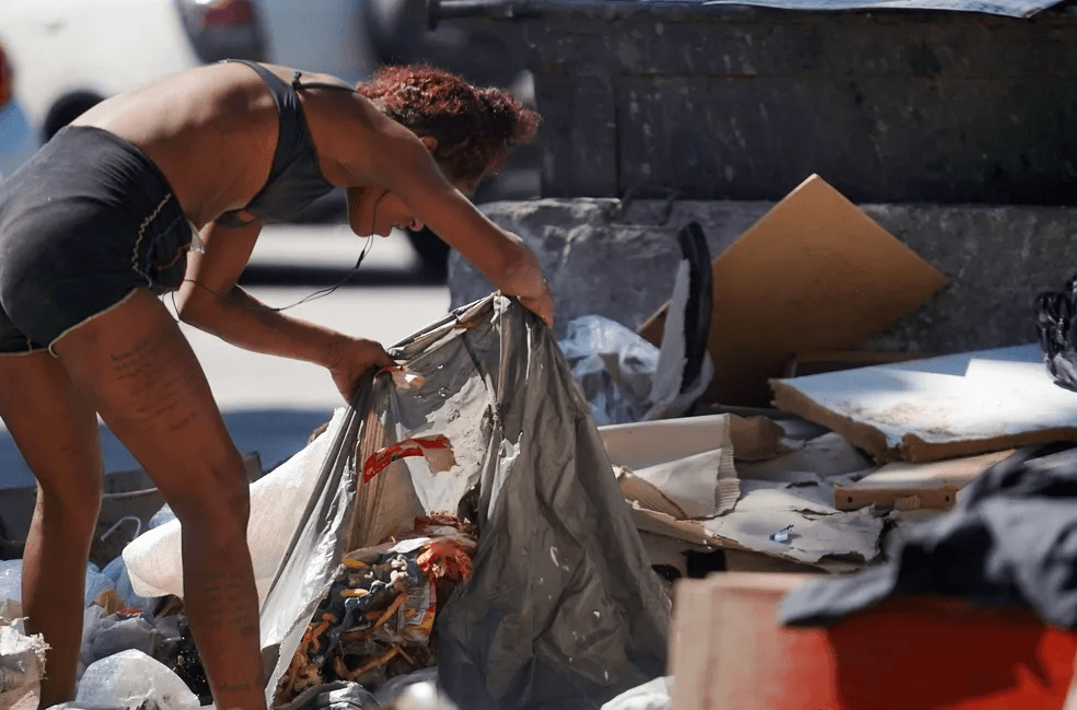 Mais de 10 milhões deixaram pobreza em 2022, aponta estudo; em 9 estados, pobres são maioria da população