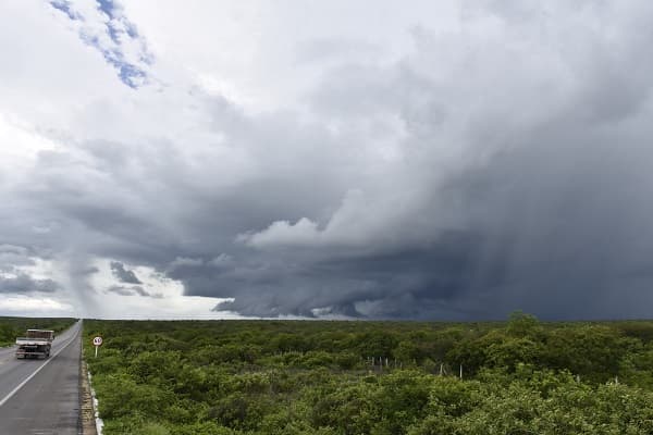 Inmet emite alerta de chuvas e ventos intensos para 18 cidades do RN; Confira