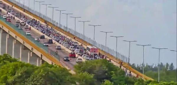 Acidente envolvendo carro e moto deixa trânsito congestionado na Ponte Newton Navarro