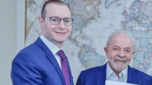 Lula superará Bolsonaro ao indicar Zanin. “Nunca antes neste país um presidente da República indicou seu próprio advogado para ocupar uma cadeira no STF”.