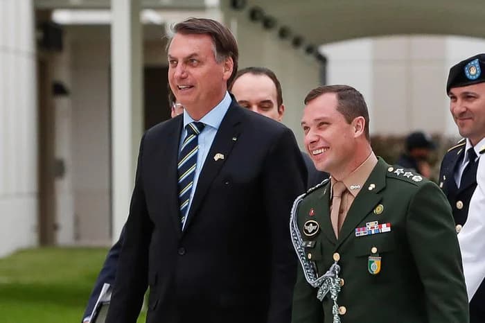PF encontra certificados de vacinação falsos na casa do ex-auxiliar de Bolsonaro