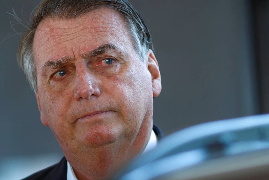 Bolsonaro diz que filha entrou nos EUA com atestado médico que vetava vacina