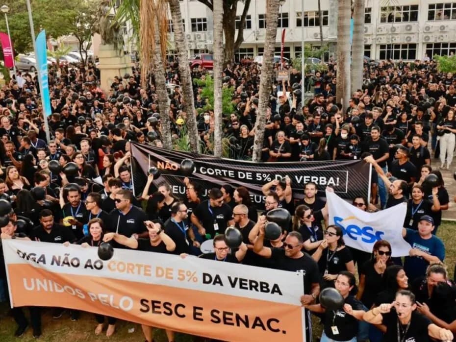 Protesto contra retirada de recursos do Sesc e Senac lota Praça 7 de Setembro, na Cidade Alta