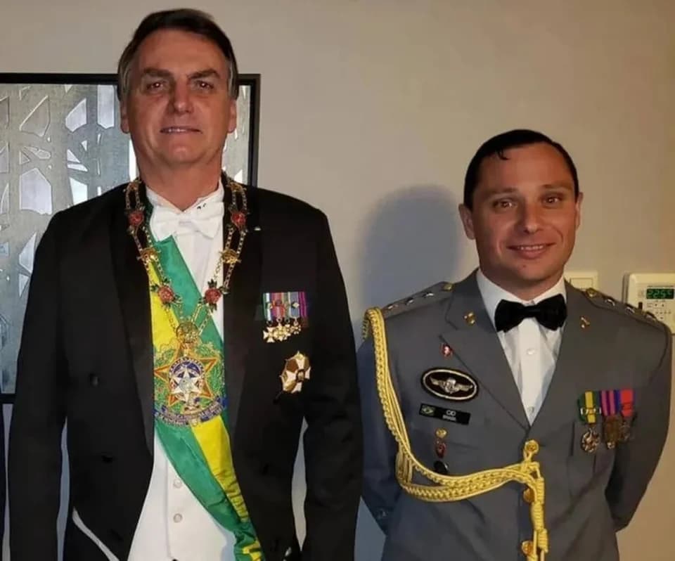 Mulher de Mauro Cid admite à PF ter usado certificado de vacinação fraudado