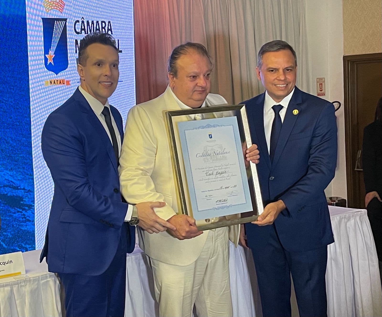 Presidente da CMN, Eriko Jácome e vereador Aldo Clemente entregam título de cidadão natalense ao chef Erick Jacquin