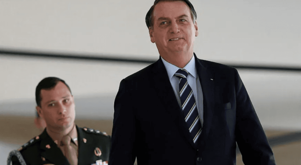 Regras diplomáticas beneficiaram que Bolsonaro entrasse nos EUA sem cartão de vacinação, avaliam especialistas