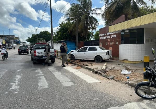 FOTOS: Motorista embriagado dirige na contramão, atinge carros, invade calçada de escola e é preso ao tentar fugir em Natal