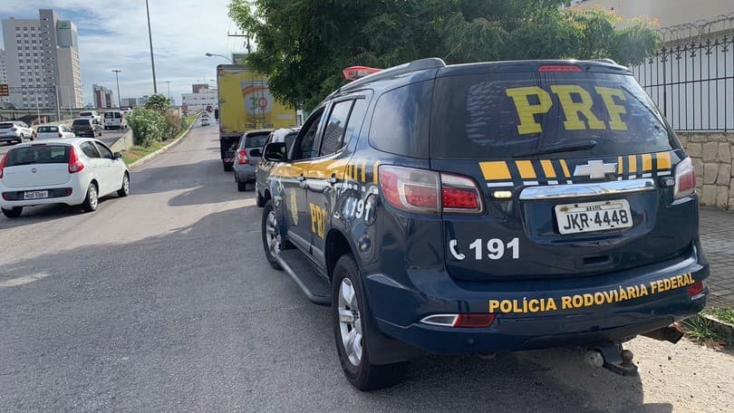 Engavetamento de veículos causa congestionamento na BR-101 em Natal