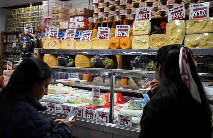 Para tentar conter a inflação, Argentina eleva juros a 97% ao ano e lança pacote de medidas