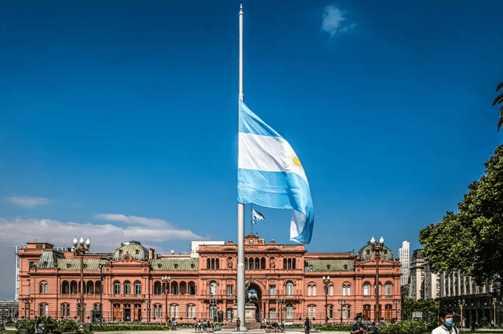 Argentina é o país que mais aumentou juros no mundo em 1 ano