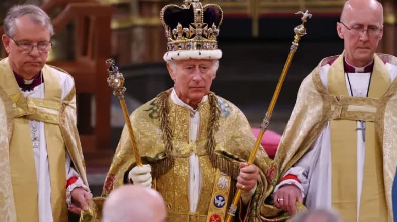 Rei Charles III é coroado em cerimônia na Abadia de Westminster