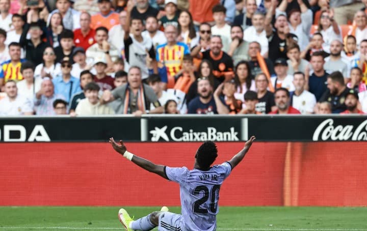 Federação espanhola anula expulsão de Vini Jr. e fecha parte do estádio do Valencia