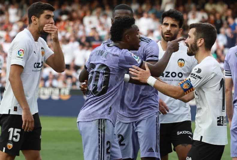 Vinicius Júnior volta a ser vítima de racismo na Espanha, jogo é paralisado e brasileiro expulso