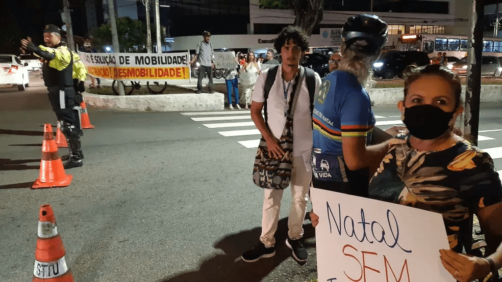 Moradores protestam contra trincheira no cruzamento das avenidas Hermes da Fonseca e Alexandrino de Alencar em Natal