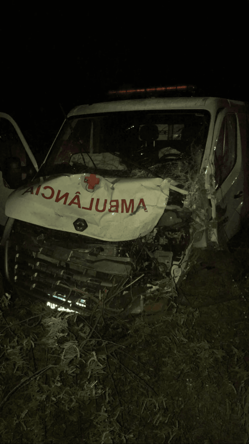 Ambulância bate em animal e caminhão em acidente na BR-427 no RN