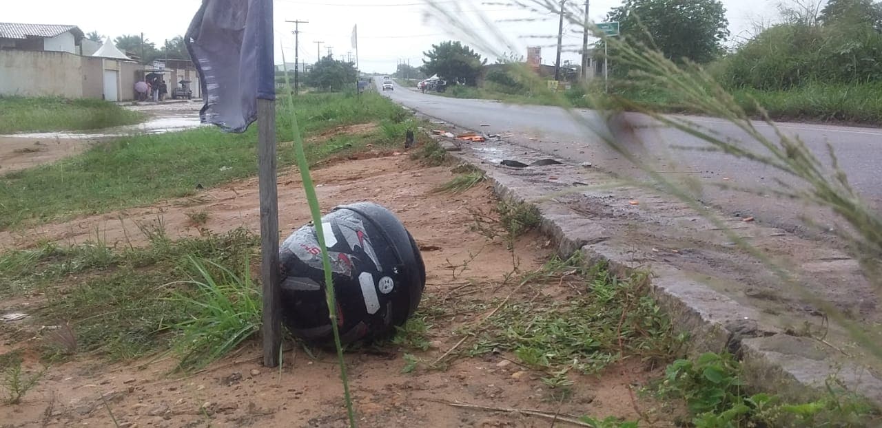 Homem morre após moto bater de frente com ônibus em Extremoz