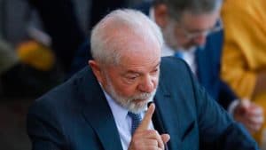 Lula diz que viaja porque no Planalto não tem "notícia boa"