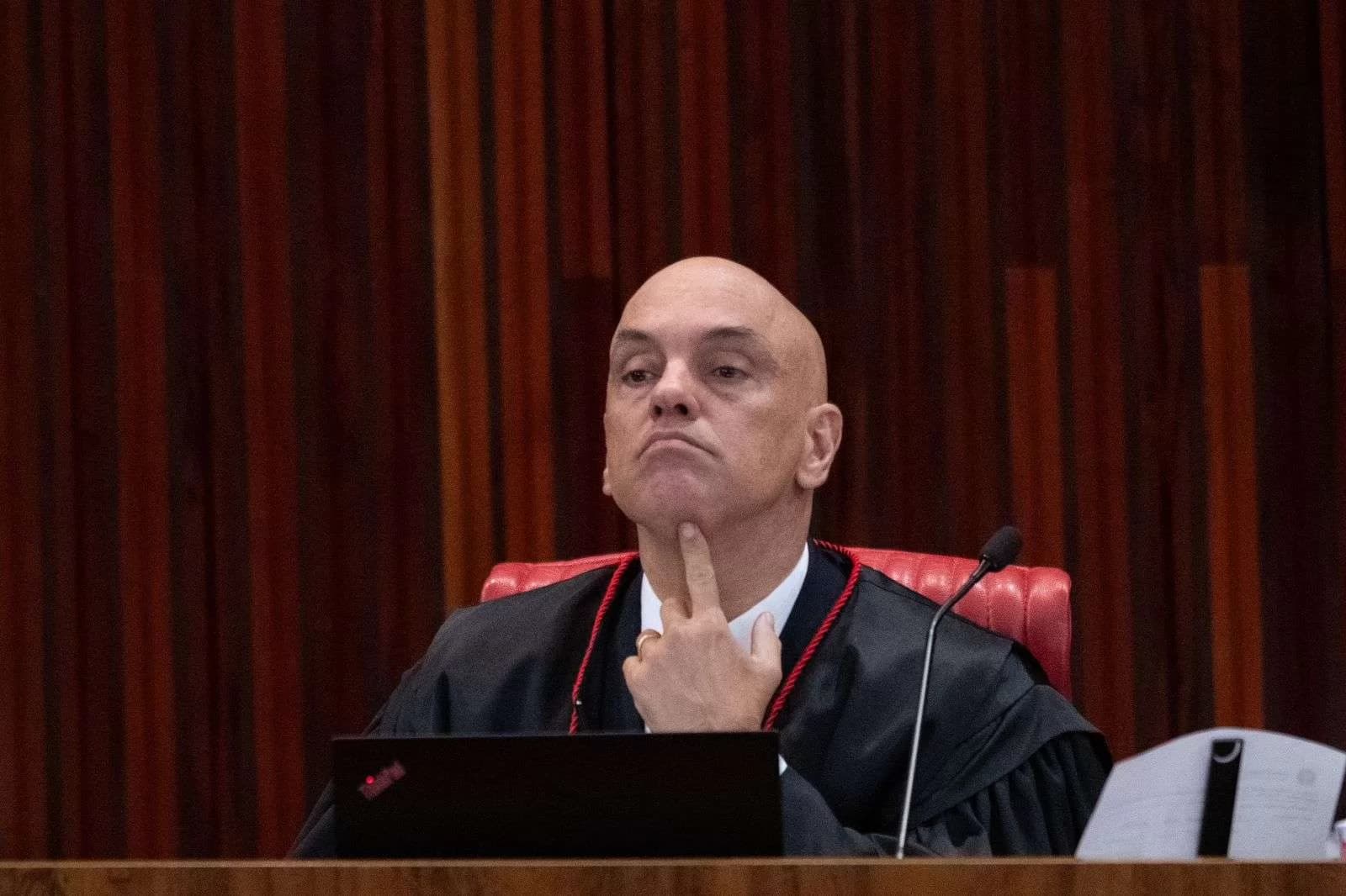 Moraes após TSE condenar Bolsonaro: “Justiça é cega, mas não é tola”