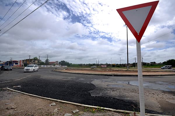 Moradores da zona Norte reclamam dos buracos na avenida Moema Tinoco