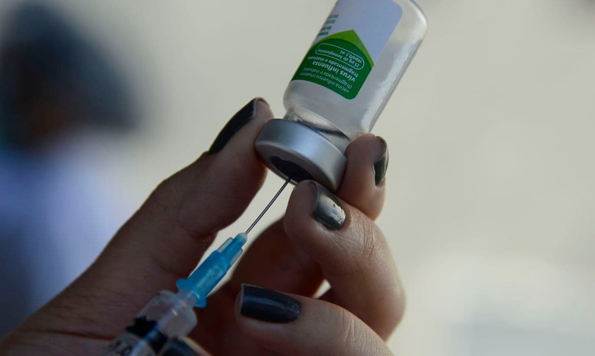 Casos de H1N1 crescem entre adultos; diagnósticos de covid-19 caem