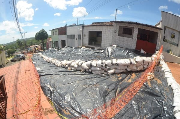 Defesa Civil vistoria casas e cratera em rua do Bairro Nordeste