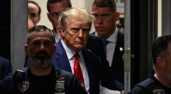 Trump se entrega à Justiça e se diz inocente em acusação por guardar documentos sigilosos em casa
