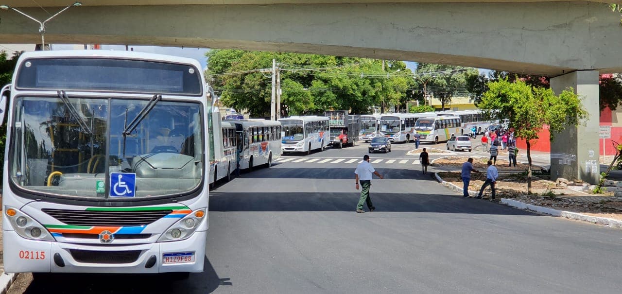 Sindicato dos rodoviários faz protesto e trava o trânsito no Centro de Natal