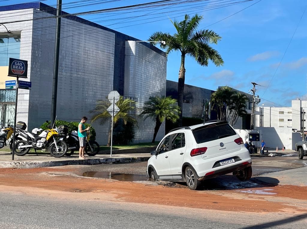 QUEM VAI PAGAR A CONTA? Carro cai e fica preso em buraco na avenida Roberto Freire