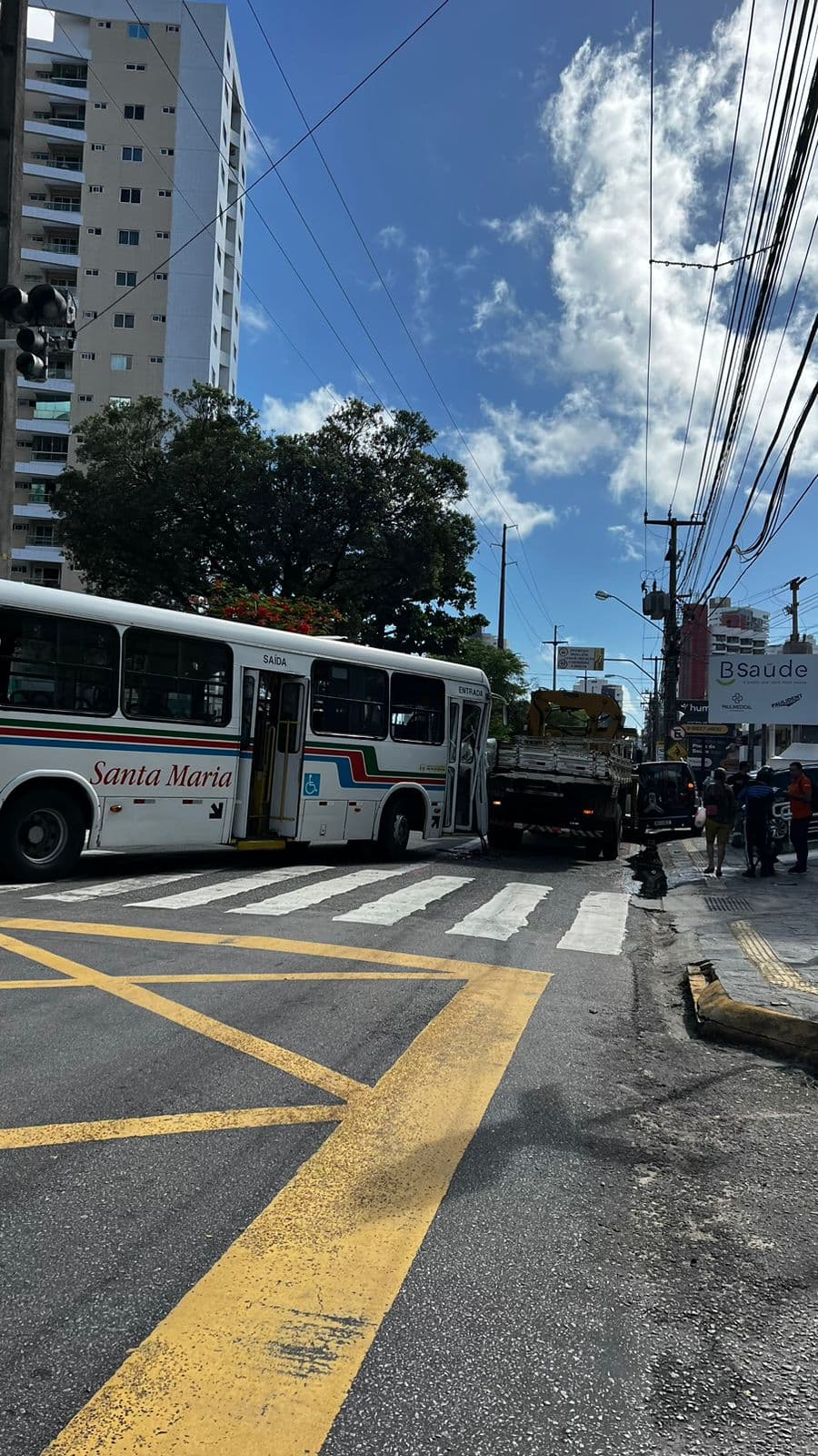 Ônibus colide com caminhão na Av. Prudente de Morais