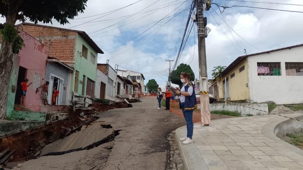 Caern realiza contenções na via para executar conserto em rede de 300mm que rompeu no Bairro Nordeste