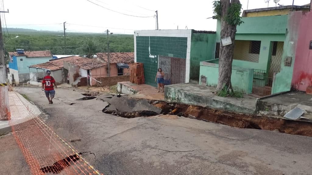 FOTOS: Tubulação da Caern rompe e leva parte da rua Boa Vista no bairro Nordeste