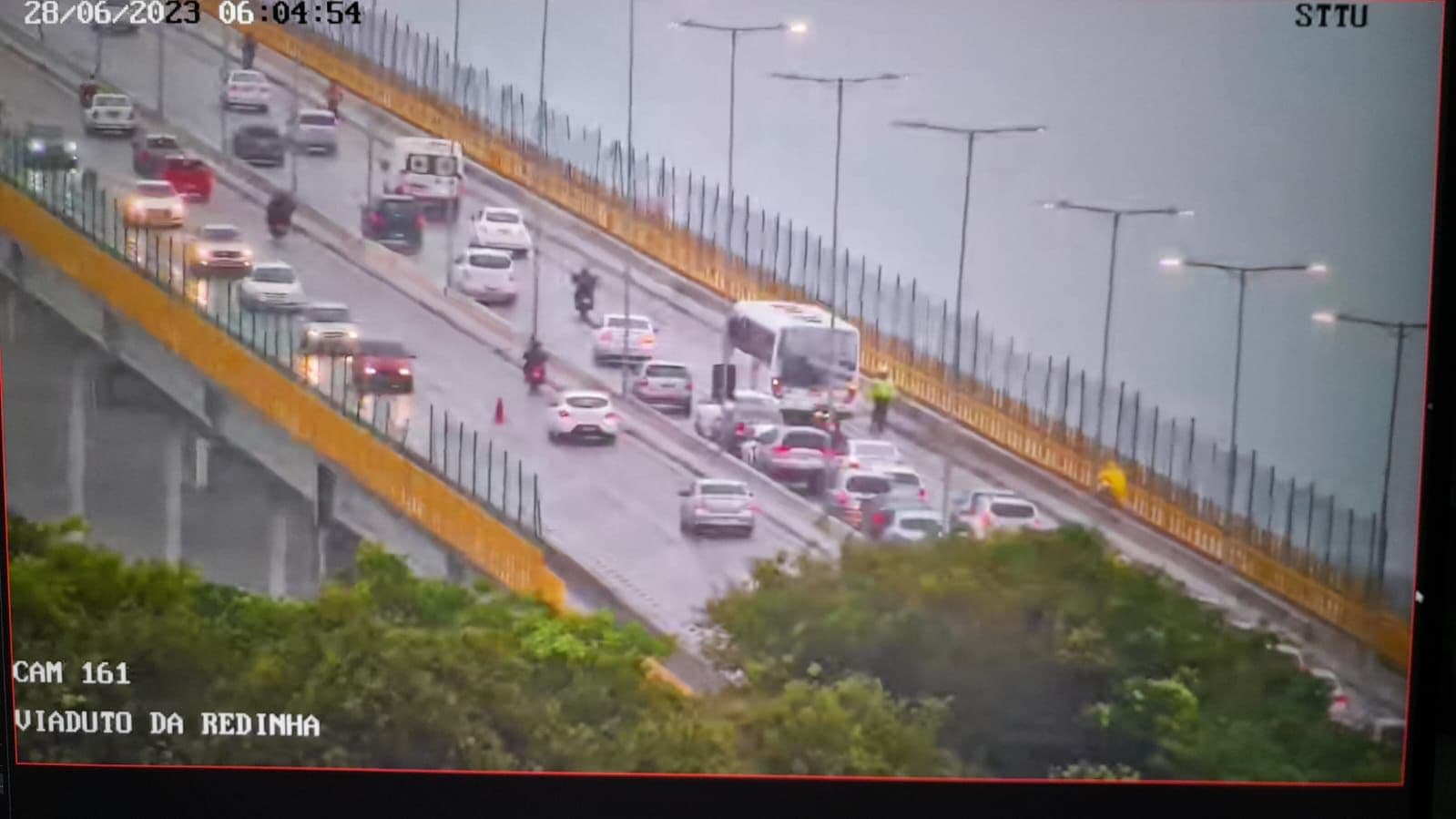 Ônibus quebra e deixa trânsito lento na Ponte Newton Navarro