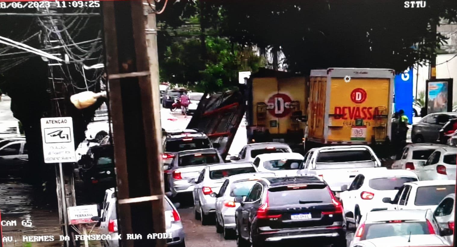 Caminhão de cerveja bate em arvore e prejudica trânsito em Petrópolis
