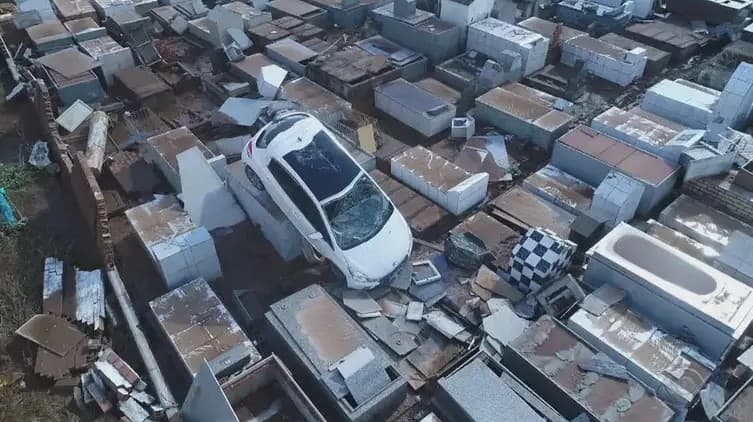 Carro vai parar em cemitério após ciclone extratropical no RS