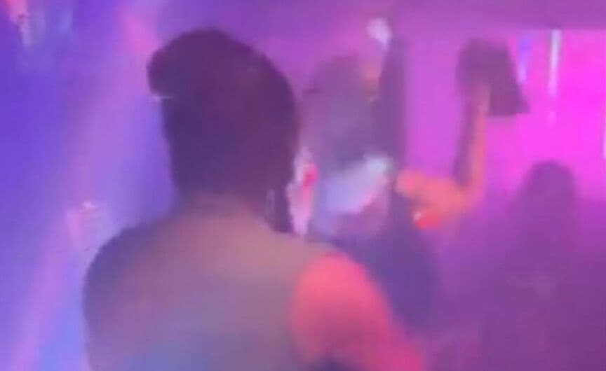 VÍDEO: HUMOR: Cantoras solicitam bom ar após "pum" atrapalhar show em Natal