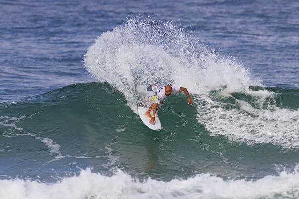 Potiguar Jadson André vence o atual campeão mundial e disputa vaga na semifinal da etapa brasileira do Circuito Mundial da WSL