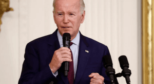 [VÍDEO] GAFE: Biden encerra discurso dizendo “Deus salve a rainha”