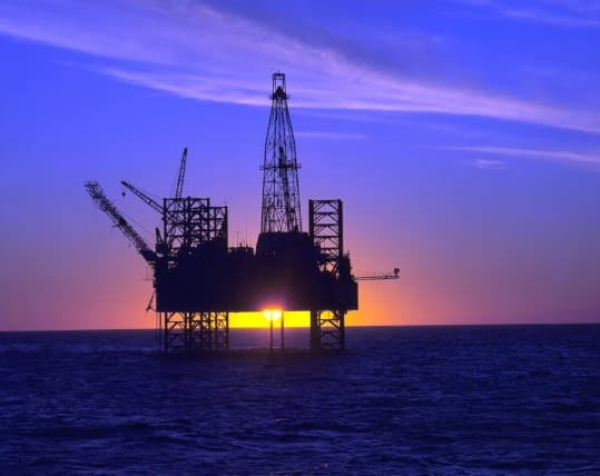 Países da Opep+ chegam a acordo para manter cortes na produção de petróleo em 2024; Arábia Saudita corta 1 milhão de barris por dia