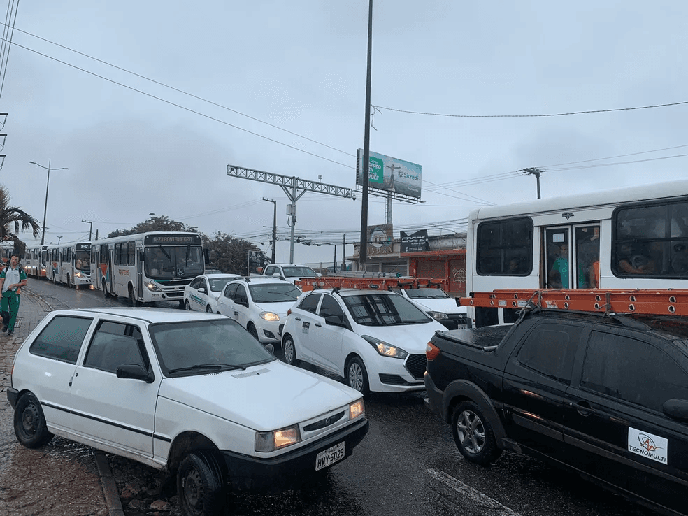 Com chuva e sem faixa reversível, natalenses enfrentam congestionamento nos acessos às pontes da cidade nesta sexta (9)