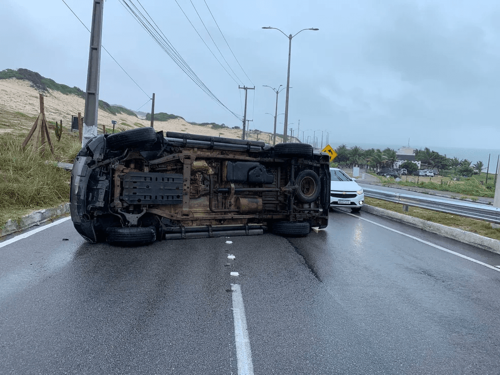 Motorista perde controle e capota caminhonete na Via Costeira, em Natal