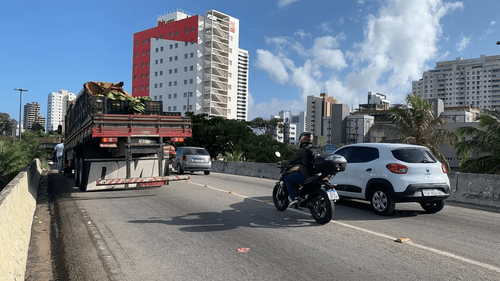 FOTOS: Caminhão quebrado causa congestionamento na BR-101 em Natal