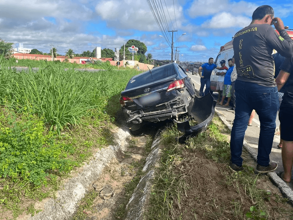 Carro para em faixa de pedestres, é atingido por outro e acaba em canteiro central da BR-406, na Grande Natal