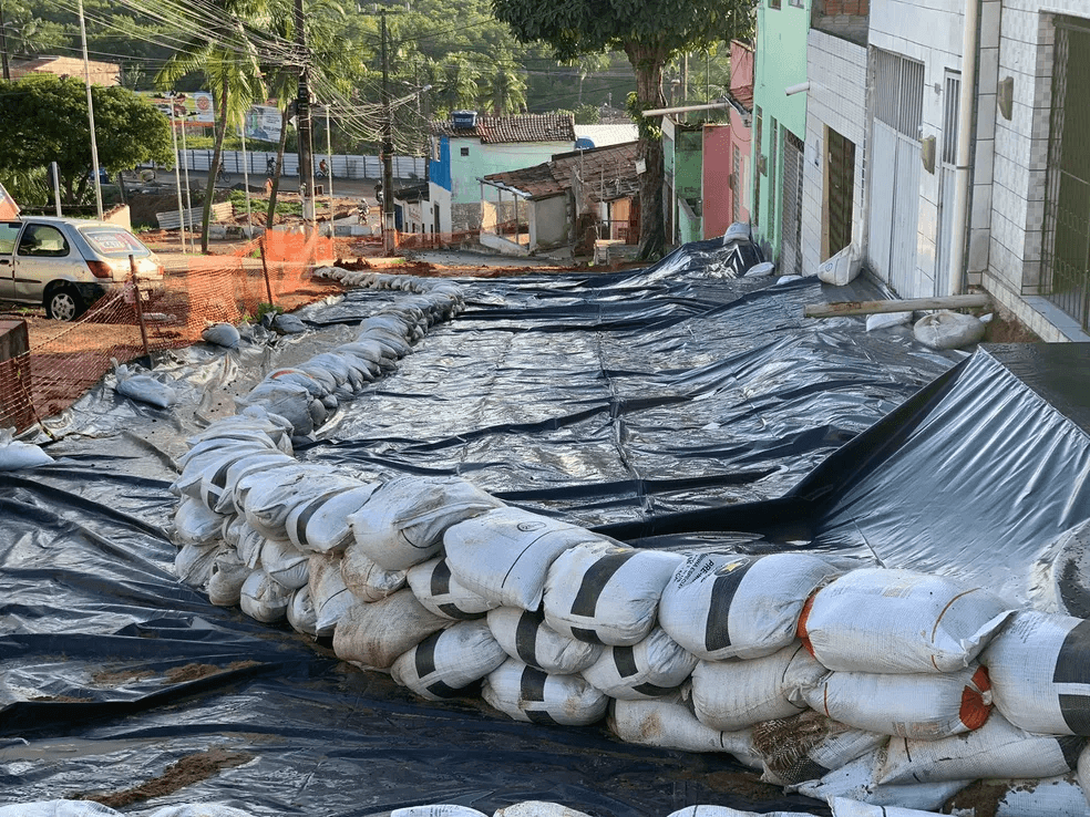 Caern conclui serviço de contenção em cratera após rompimento de tubulação; 11 casa seguem interditadas