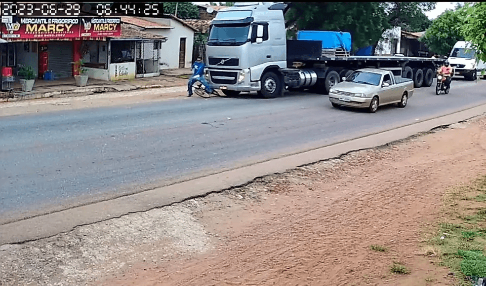 Ciclista é atropelado por carreta em rodovia de Mossoró