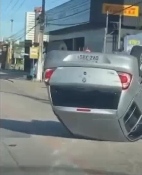 Veículo capota e deixa pessoa ferida em avenida na zona Sul de Natal
