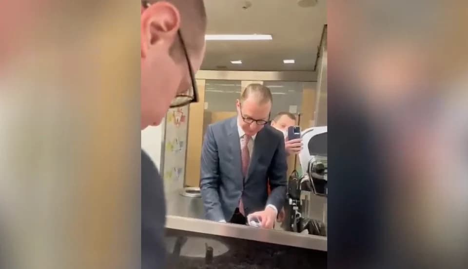 Juiz torna réu homem que hostilizou Zanin, futuro ministro do STF, em aeroporto